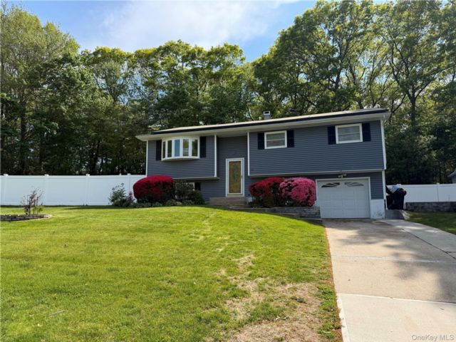  4 BR,  2.00 BTH &nbsp;Hi ranch style home in Lake Ronkonkoma