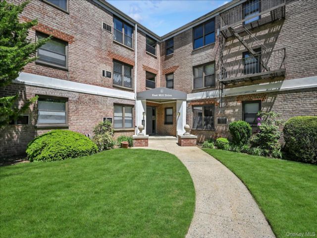  2 BR,  1.00 BTH &nbsp;Garden style home in Great Neck