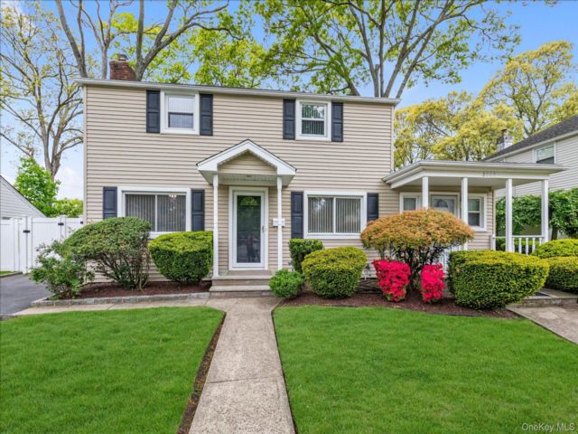  3 BR,  3.00 BTH &nbsp;Colonial style home in Merrick