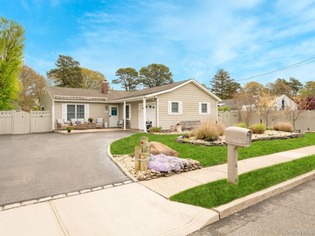  3 BR,  2.00 BTH &nbsp;Ranch style home in Centereach