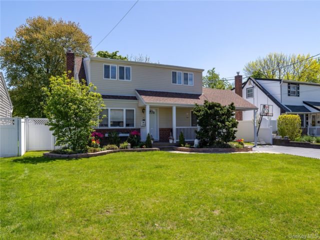  5 BR,  2.00 BTH &nbsp;Exp cape style home in North Babylon