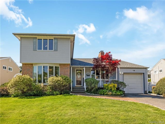  4 BR,  3.00 BTH &nbsp;Split ranch style home in Syosset