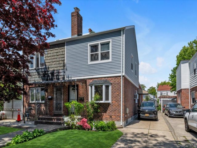  3 BR,  2.00 BTH &nbsp;Colonial style home in Flushing