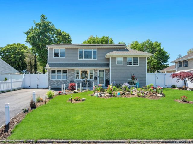  4 BR,  2.00 BTH &nbsp;Splanch style home in Commack
