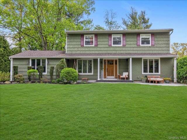  4 BR,  3.00 BTH &nbsp;Colonial style home in Greenlawn