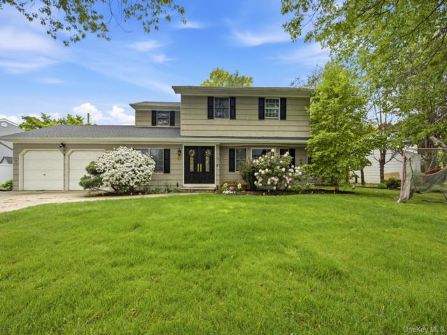  5 BR,  4.00 BTH &nbsp;Colonial style home in Greenlawn