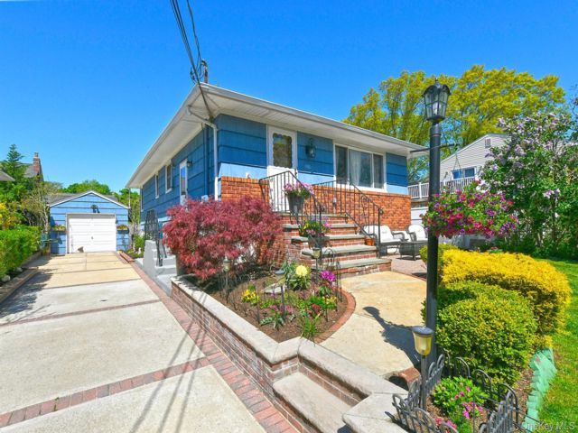  3 BR,  1.00 BTH &nbsp;Ranch style home in Seaford