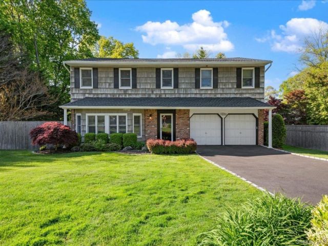  4 BR,  3.00 BTH &nbsp;Colonial style home in Dix Hills