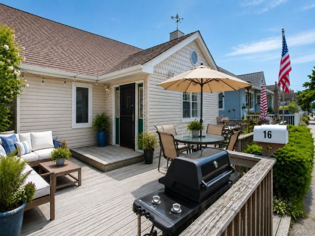  3 BR,  2.00 BTH &nbsp;Cape cod style home in Long Beach