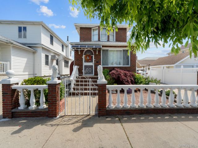  3 BR,  3.00 BTH &nbsp;Colonial style home in Howard Beach