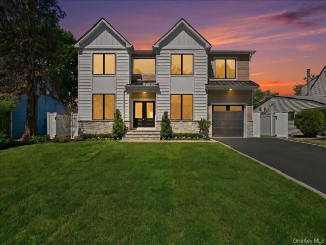  5 BR,  6.00 BTH &nbsp;Colonial style home in Westbury