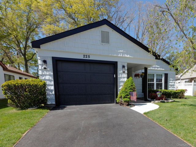  2 BR,  2.00 BTH &nbsp;Ranch style home in Ridge