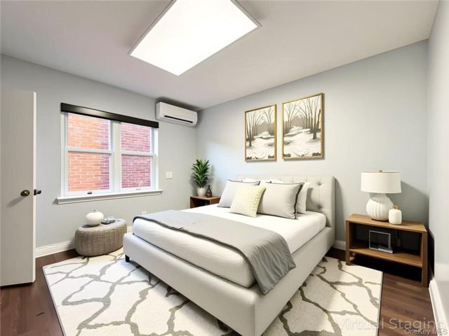  4 BR,  1.00 BTH &nbsp;House style home in Flushing
