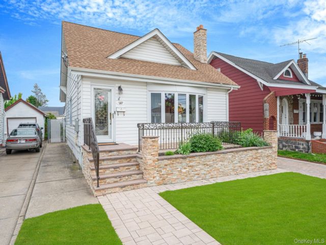  3 BR,  2.00 BTH &nbsp;Cape cod style home in Valley Stream