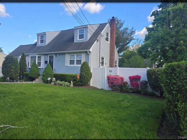  7 BR,  4.00 BTH &nbsp;A-frame style home in Central Islip