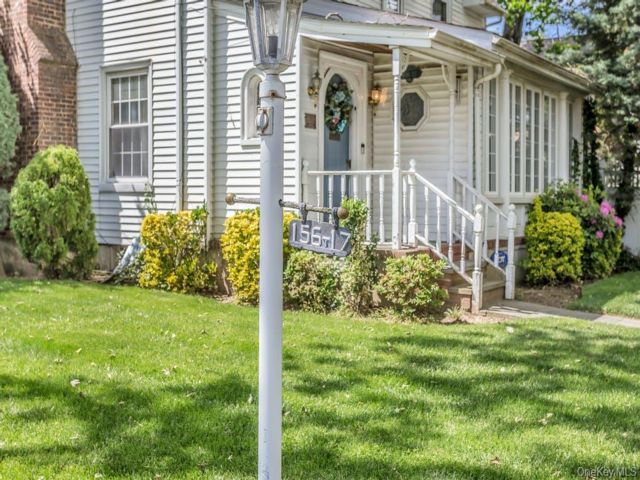  4 BR,  5.00 BTH &nbsp;Colonial style home in Flushing