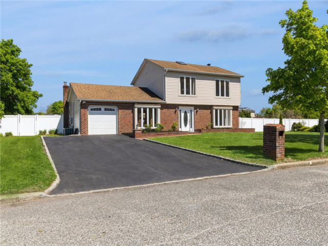  4 BR,  2.00 BTH &nbsp;Colonial style home in Mount Sinai