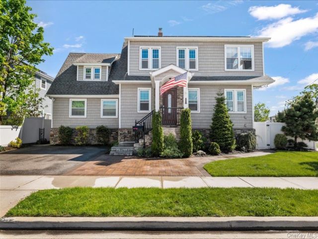  5 BR,  3.00 BTH &nbsp;Colonial style home in Wantagh