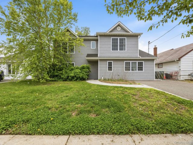  4 BR,  3.00 BTH &nbsp;Colonial style home in Plainview