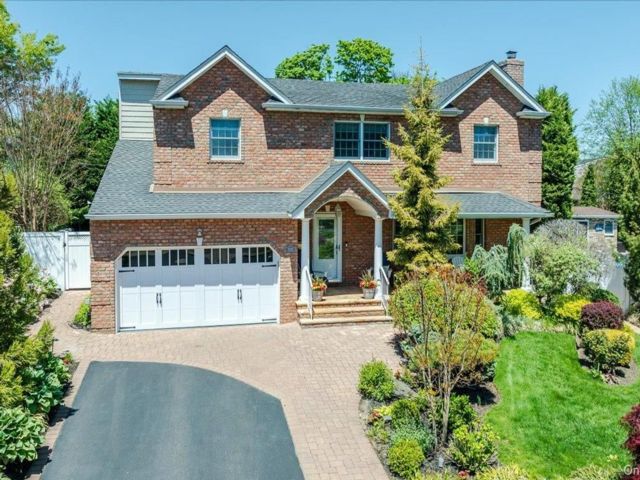  4 BR,  3.00 BTH &nbsp;Colonial style home in Merrick