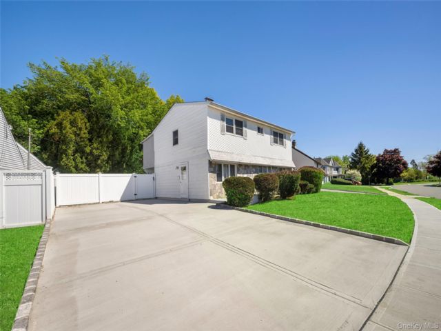  4 BR,  2.00 BTH &nbsp;Exp cape style home in Levittown