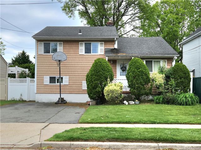 5 BR,  2.00 BTH &nbsp;Split level style home in Hicksville