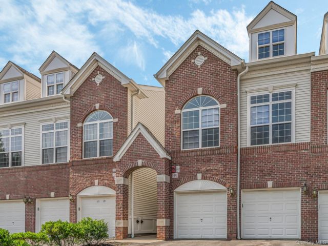  2 BR,  3.00 BTH &nbsp;Contemporary style home in New Windsor
