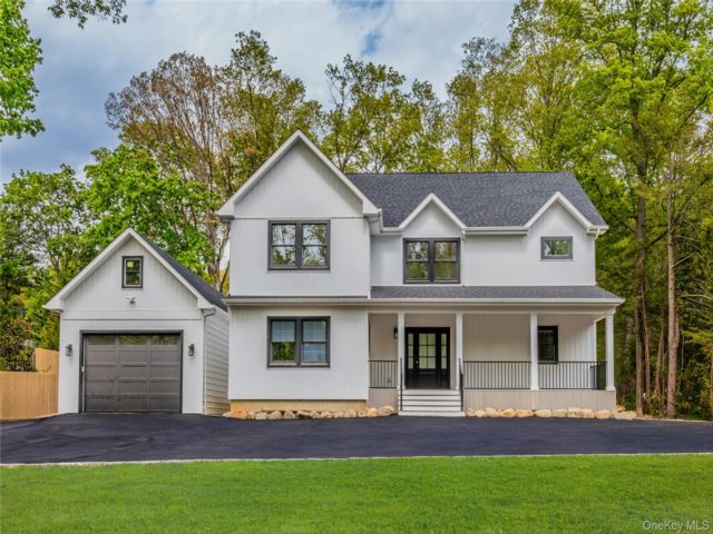  4 BR,  5.00 BTH &nbsp;Colonial style home in Huntington Station