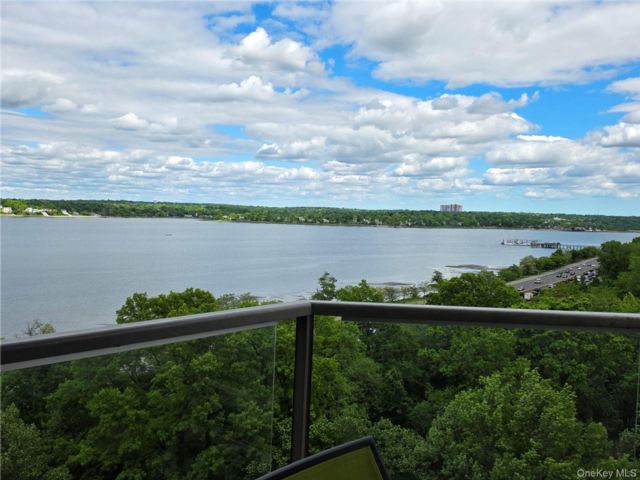  3 BR,  2.00 BTH &nbsp;Other style home in Bayside
