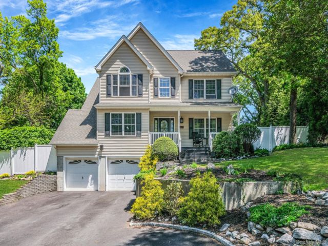  4 BR,  3.00 BTH &nbsp;Colonial style home in Sound Beach