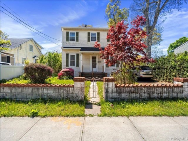  3 BR,  2.00 BTH &nbsp;Colonial style home in Islip