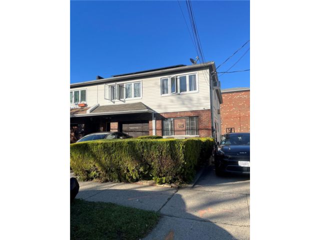  5 BR,  4.00 BTH &nbsp;House style home in Canarsie