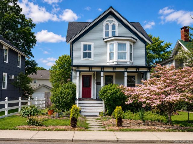  3 BR,  2.00 BTH &nbsp;Colonial style home in Cornwall