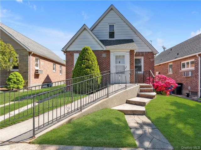  3 BR,  1.00 BTH &nbsp;Cape cod style home in Flushing