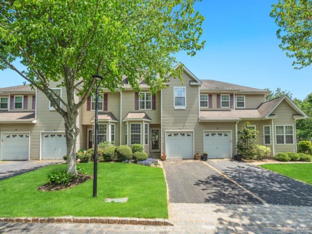  2 BR,  3.00 BTH &nbsp;Other style home in Nesconset