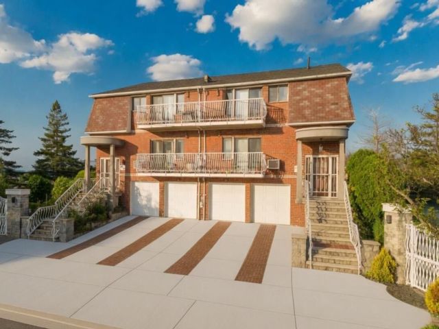  6 BR,  5.00 BTH &nbsp;House style home in Howard Beach