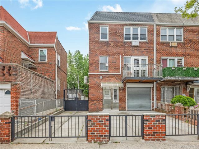  6 BR,  2.00 BTH &nbsp;House style home in East Elmhurst