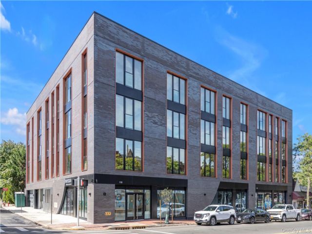  2 BR,  2.00 BTH &nbsp;Modern style home in Great Neck
