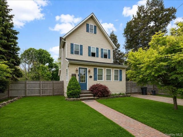  4 BR,  2.00 BTH &nbsp;Colonial style home in Patchogue