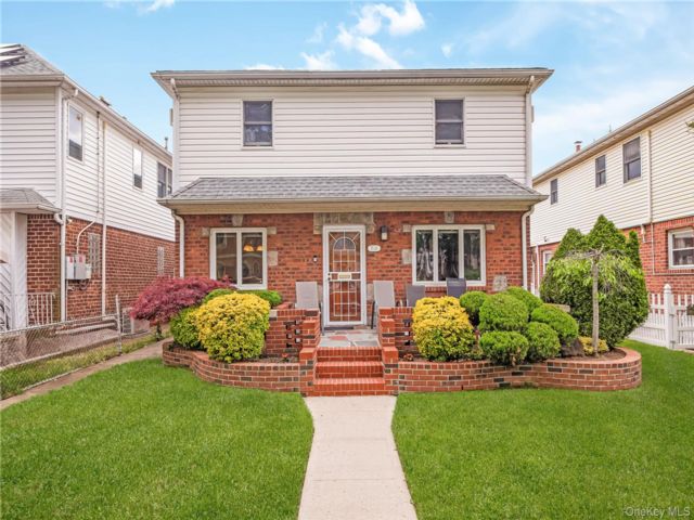  4 BR,  4.00 BTH &nbsp;Colonial style home in Fresh Meadows