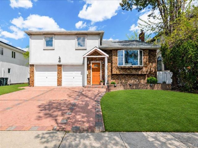  5 BR,  3.00 BTH &nbsp;Split level style home in North Woodmere
