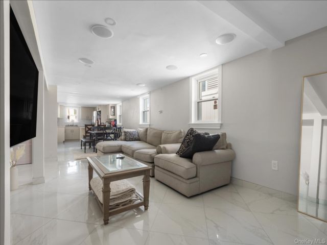  5 BR,  2.00 BTH &nbsp;Hi ranch style home in Howard Beach
