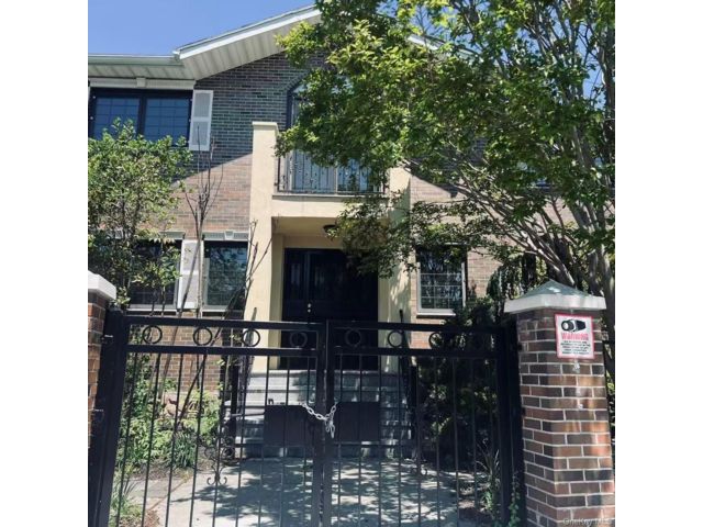  3 BR,  2.00 BTH &nbsp;Colonial style home in Flushing