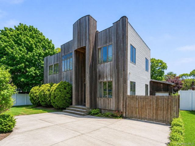  8 BR,  3.00 BTH &nbsp;Contemporary style home in Shirley