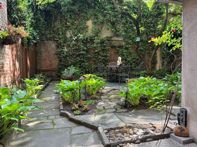  1 BR,  1.00 BTH &nbsp;Garden style home in New York (manhattan)