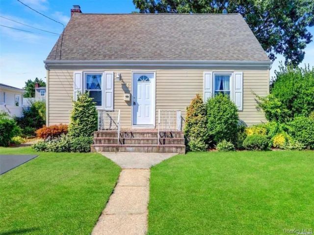  4 BR,  2.00 BTH &nbsp;Cape cod style home in Bethpage