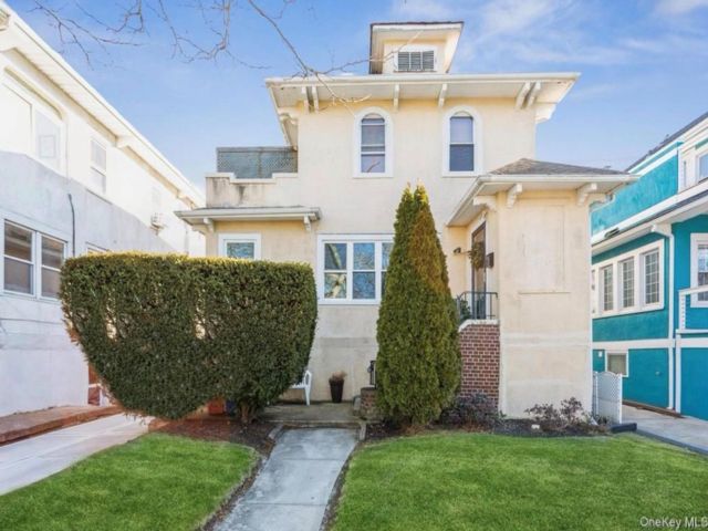 1 BR,  1.00 BTH &nbsp;Colonial style home in Long Beach