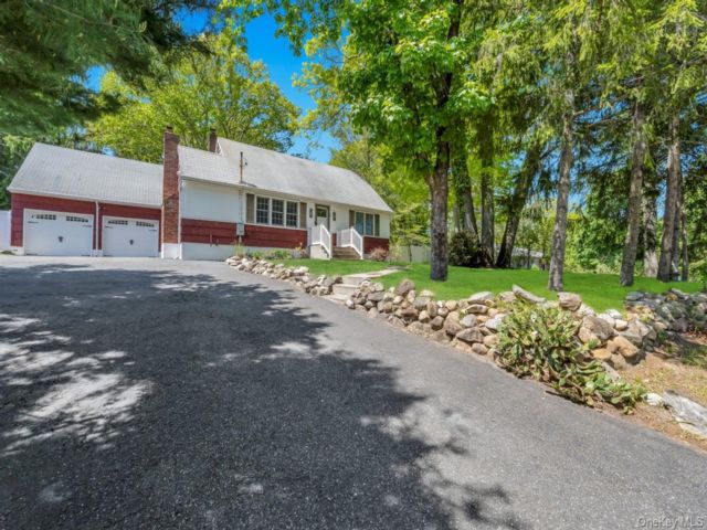  3 BR,  3.00 BTH &nbsp;Cape cod style home in Wading River