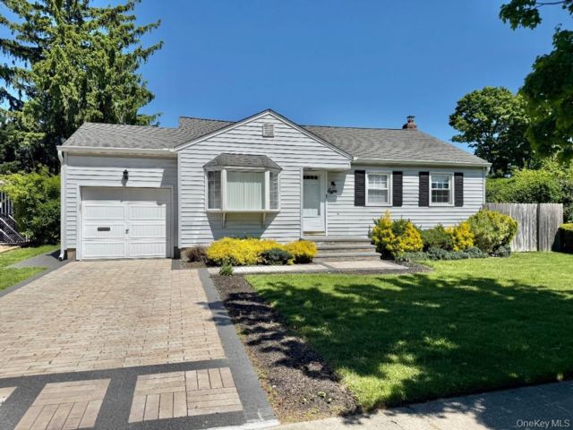  3 BR,  1.00 BTH &nbsp;Ranch style home in Plainview