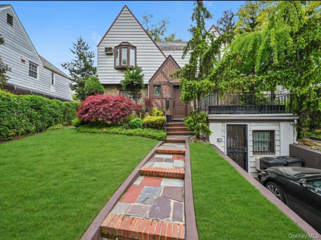  5 BR,  4.00 BTH &nbsp;Colonial style home in Kew Garden Hills